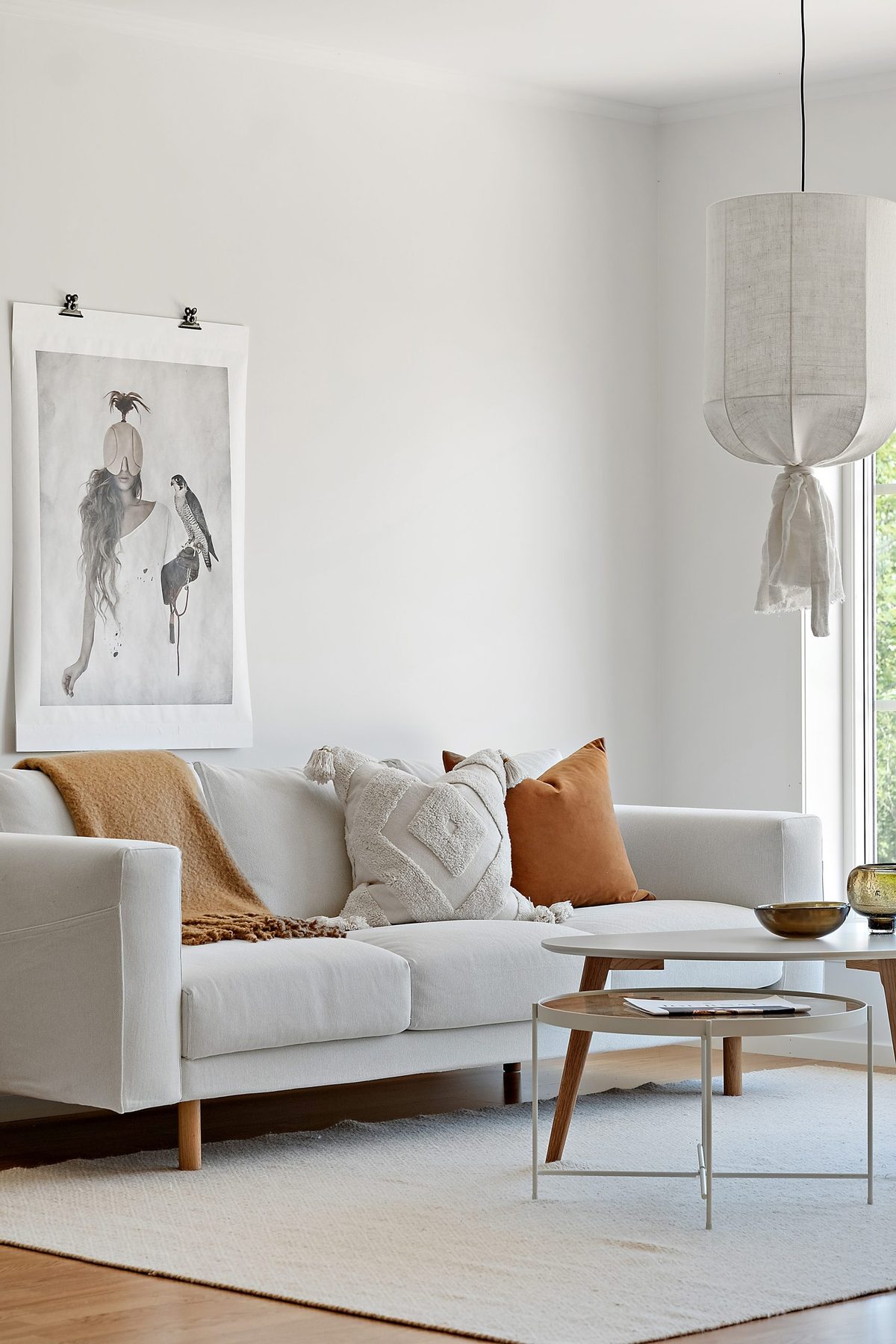 Ljus soffa och låga soffbord i vardagsrummet